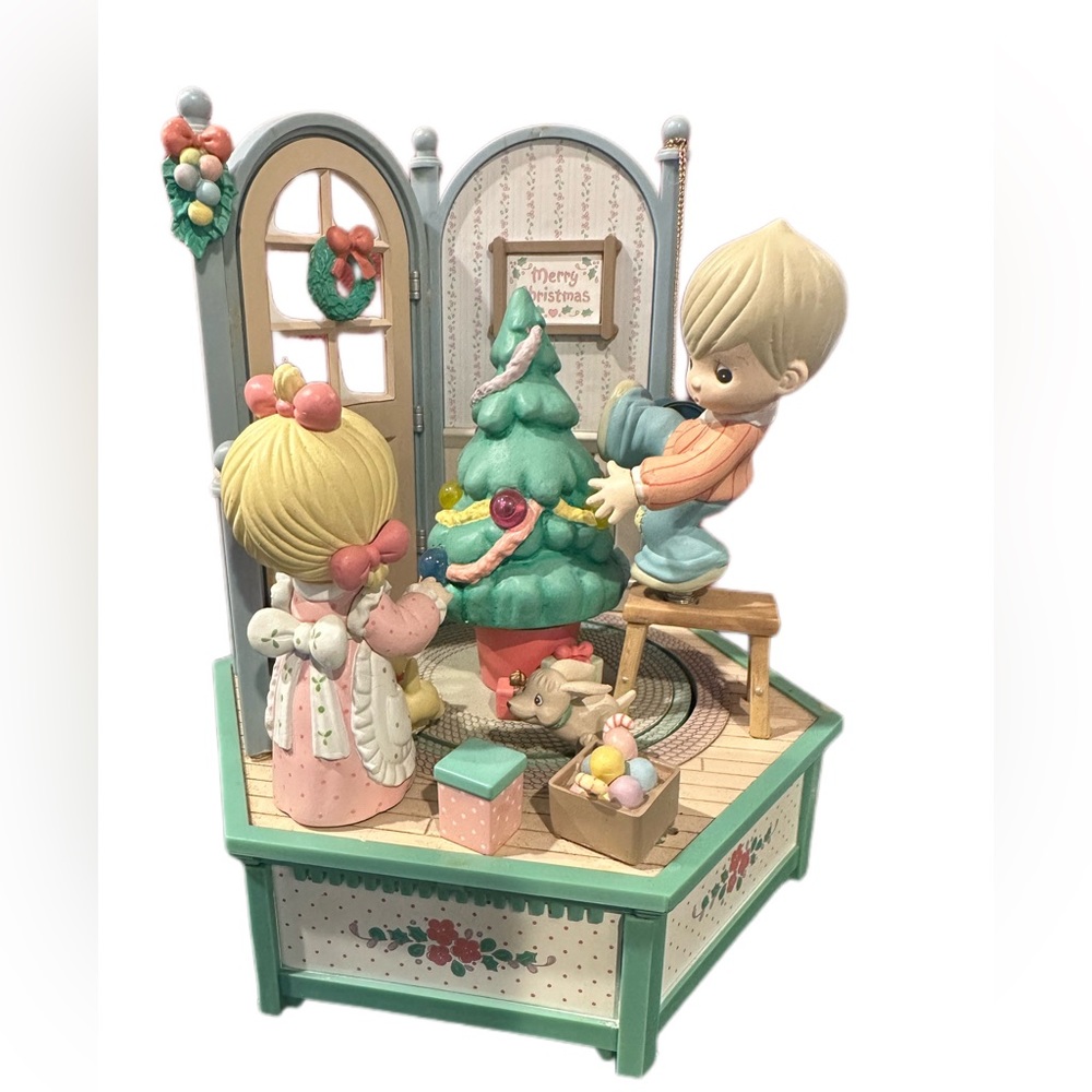 “Happy Holidays To You” Illuminated Action Musical plays “Deck The Halls”